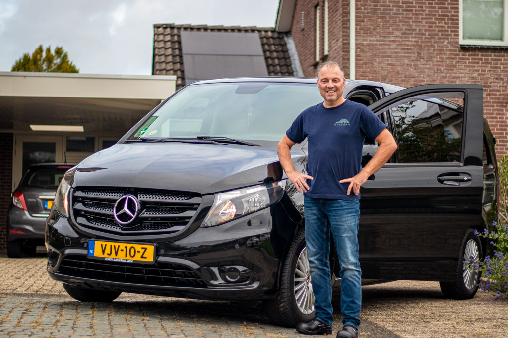 Joris Huisman naast zijn Mercedes-Benz Vito